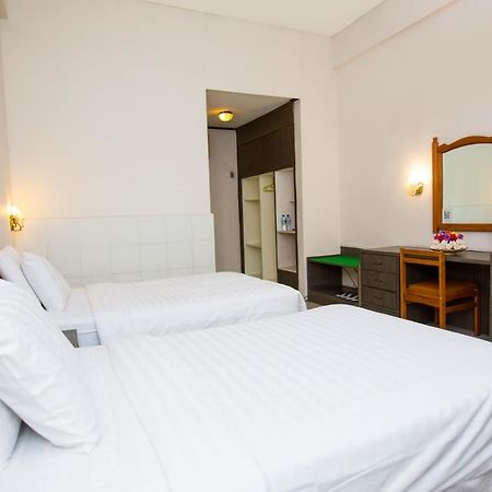 Green Garden Hotel Berastagi Extérieur photo