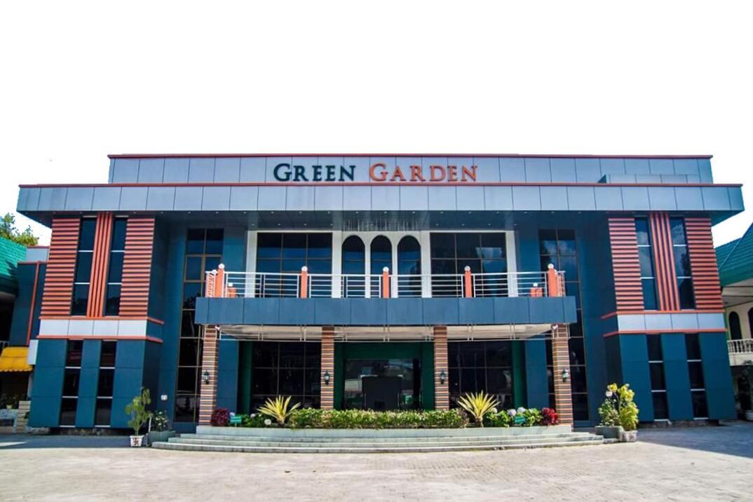 Green Garden Hotel Berastagi Extérieur photo