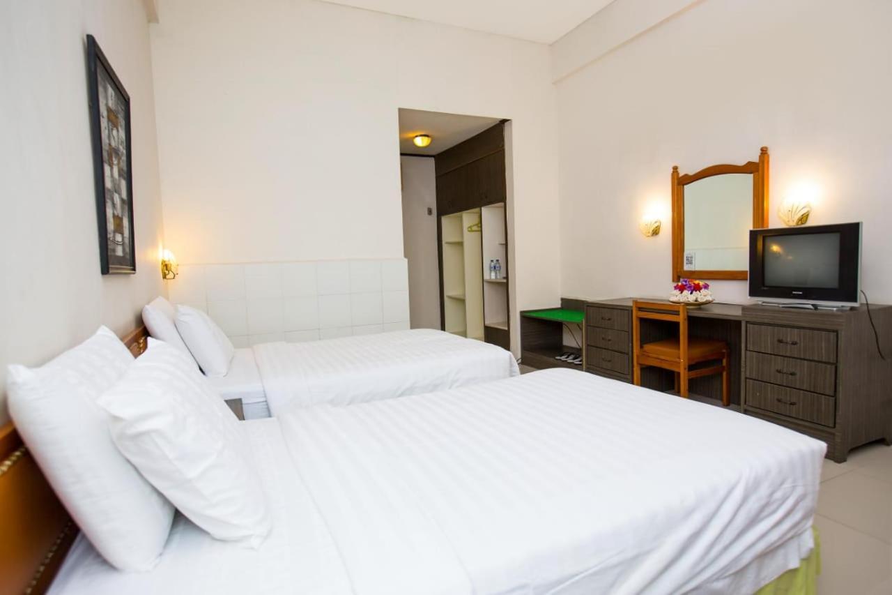 Green Garden Hotel Berastagi Extérieur photo