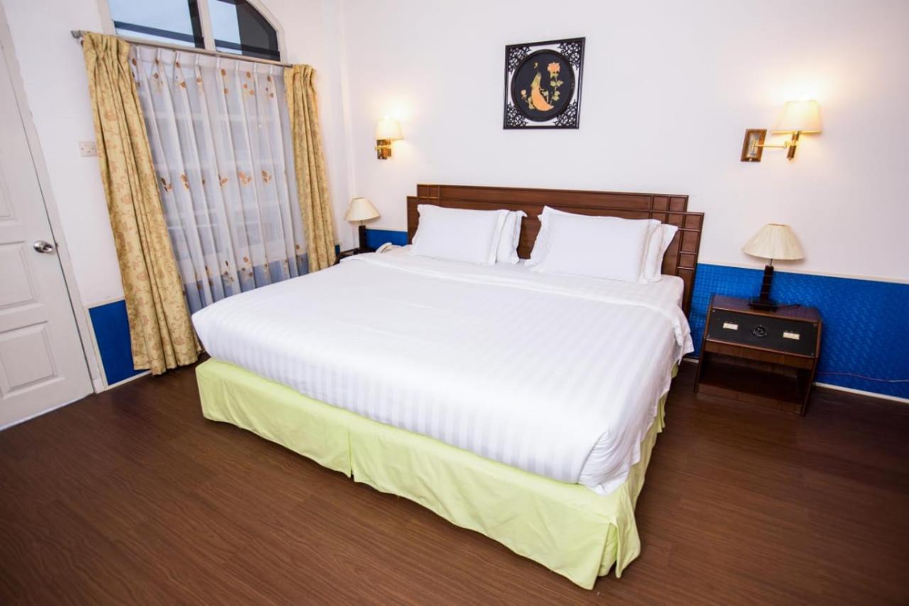 Green Garden Hotel Berastagi Extérieur photo