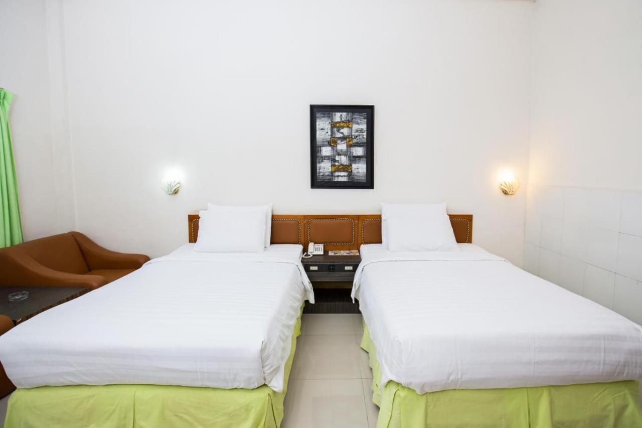 Green Garden Hotel Berastagi Extérieur photo