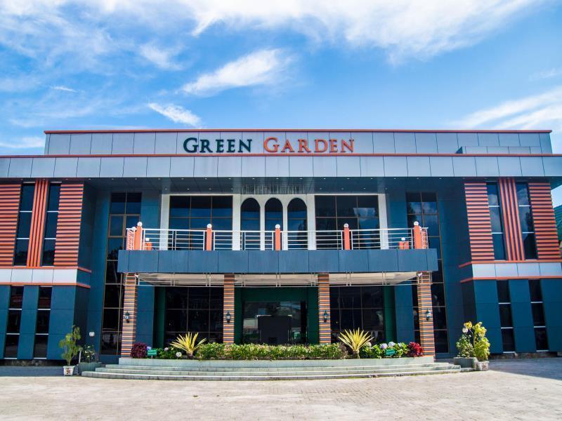 Green Garden Hotel Berastagi Extérieur photo