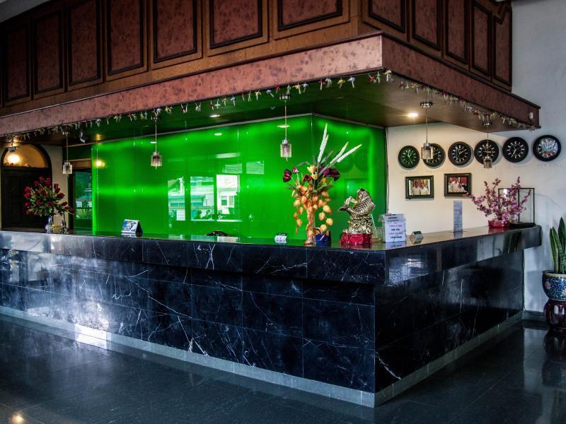 Green Garden Hotel Berastagi Extérieur photo